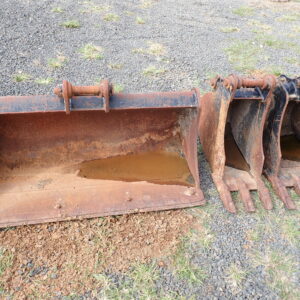 Caterpillar backhoe buckets x 3
