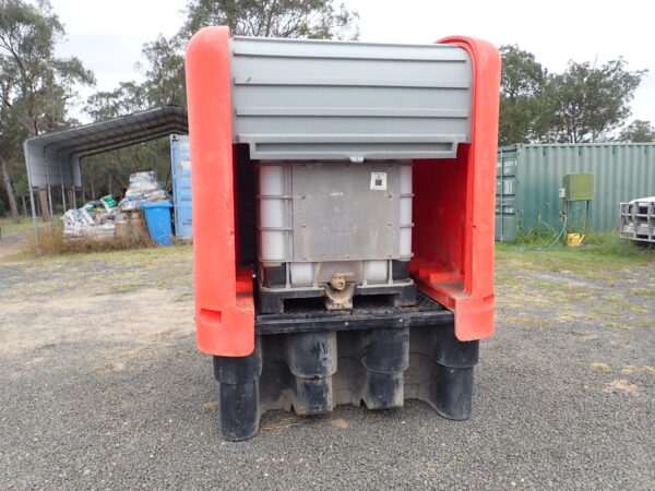 IBC containment bund with hard top